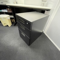 事務用デスク（120x70x72） 2台ありますの画像