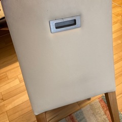 白いダイニング
椅子の画像