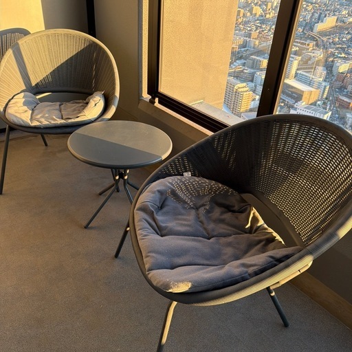 椅子　テーブル　屋外　バルコニー　ベランダ