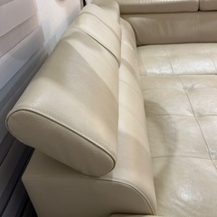 オットマン付き。三人掛けソファーの画像