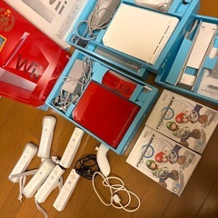 Wii 本体2台セット（白・赤）箱付き／リモコン多数／マリオカート2本付きの画像