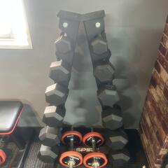 ダンベルセットとラックの画像