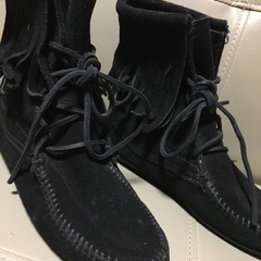 ミネトンカ フリンジショートブーツ 22㎝の画像