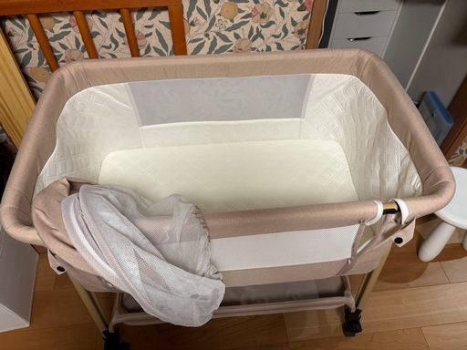 キャスター付きベビーベッド (Moe) 別府大学のベビー用品《ベビー