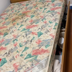 ランプ有　ダブルベッド　下段収納ケース付き（
マットレスも希望であれば有）の画像