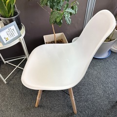 真っ白な椅子。美品の画像