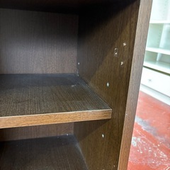 茶色い棚の画像