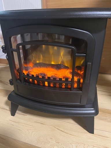 ニトリ（NITORI）のミドルワイド暖炉型ファンヒーター (ぱるきあ