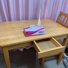 テーブルとイスの画像