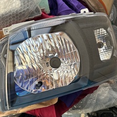 ハイエース　社外ヘッドライト左右　純正ヘッドライト左おまけの画像