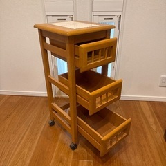 キャスター付ハンガーラック2台、木製ワゴンの画像