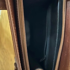 ブラウン レザー ショルダー バッグ シンプルの画像