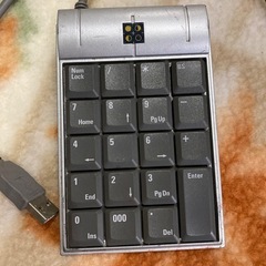 エレコムの2ポート付きのテンキーボードの画像
