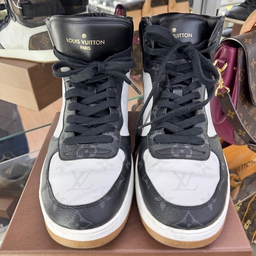 ☆ドリーム荒牧店☆ LOUIS VUITTON　ルイヴィトン リヴォリライン ハイカットスニーカー モノグラム 27.5cm 1A44VS MS0260