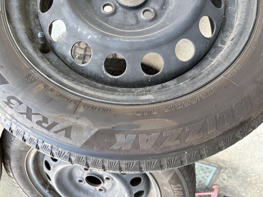 スタッドレスタイヤ　ブリヂストン　BLIZZAK VRX3　175/65R15　アクア純正ホイルカバー付き