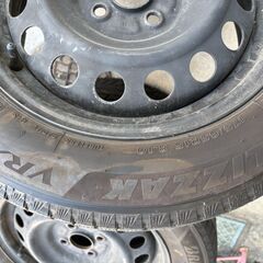 スタッドレスタイヤ　ブリヂストン　BLIZZAK VRX3　175/65R15　アクア純正ホイルカバー付きの画像