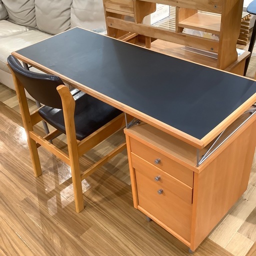 カリモクの机2つセット (ティー) 池尻大橋のテーブル《学習机》の中古 