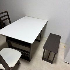伸長式ダイニングテーブル4点セットの画像