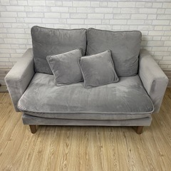 2人掛け ソファ ベルベット調 クッション付きの画像