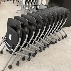 【来店歓迎 】【OF-88】ネスティングチェア ミーティング 折りたたみ収納 椅子 キャスター付き 研修 会議 セミナー 塾 収納 オフィスチェア　検)事務机 オフィス チェア　会議 椅子　ロッカー　ミーティングテーブル　応接ソファ 店舗 事務所 什器　書庫 本棚 ラック デスク スチール 美品多数 格安 【中古オフィス家具】の画像