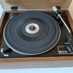 日本製 TOSHIBAレコードプレーヤーとアンプを組み合わせたオーディオ機器の画像