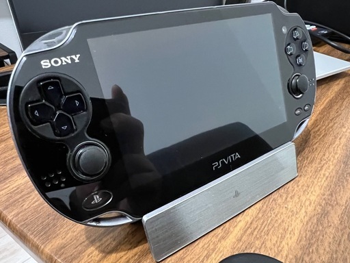 PS VITA  PCH-1000 ソフトx2  メモリカード4G&32G 充電ケーブル&ドック付き