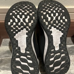 NIKE ナイキ ランニングシューズ ブラック ゴールドの画像