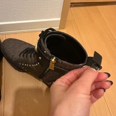 Michael Kors スタッズ付きブラウンブーツの画像