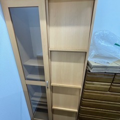 木製のキャビネット（本棚）の画像