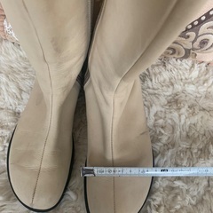 オフホワイトブーツの画像