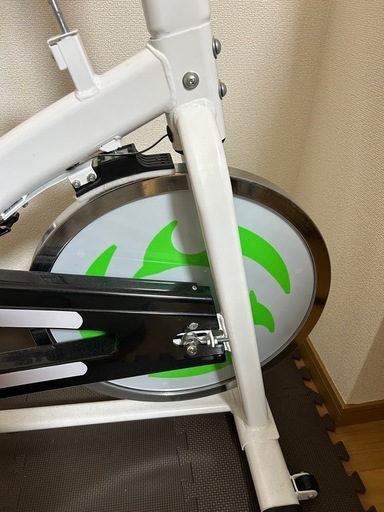 ピスト式 本格スピンバイク デジタルメーター付 白 手動ブレーキ付 ホイル10kg