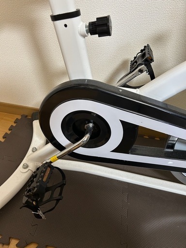 ピスト式 本格スピンバイク デジタルメーター付 白 手動ブレーキ付 ホイル10kg