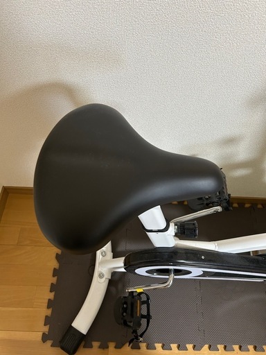 ピスト式 本格スピンバイク デジタルメーター付 白 手動ブレーキ付 ホイル10kg