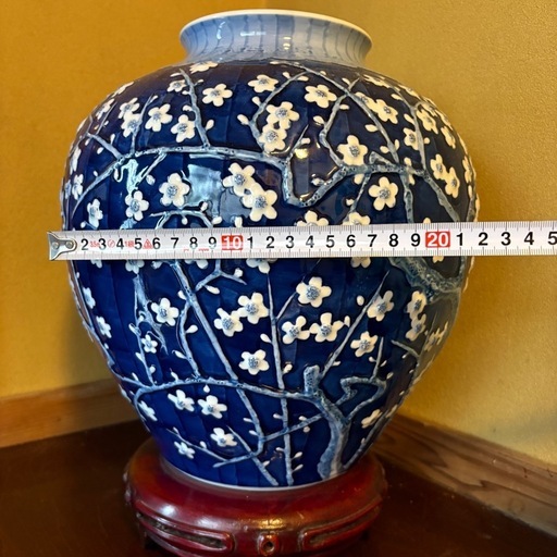 緒方松右衛門　有田焼　青い花模様の陶器の壺　