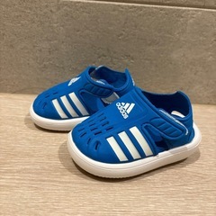 adidas ベビーサンダル 青の画像