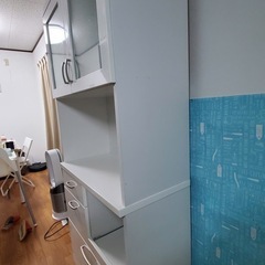 キッチンボード　食器棚の画像