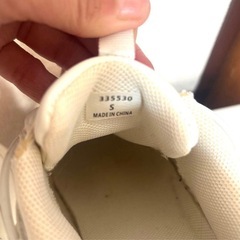 ホワイト 厚底スニーカー アヒルチャーム付きの画像