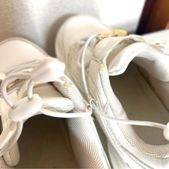 ホワイト 厚底スニーカー アヒルチャーム付きの画像