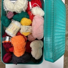 毛糸16/  様々な毛糸、カゴ付きの画像