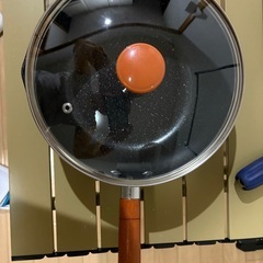 雪平鍋です。 IH（電磁調理器）・ガスコンロ両対応、22cm。 新品・未使用で、在庫は複数あります。  熱伝導性良好／弱火調理可／空焚き不可／IH900W以下対応の画像