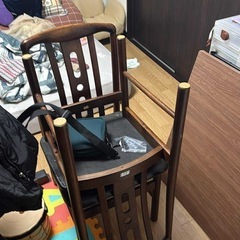 キッチンデースクと椅子の画像