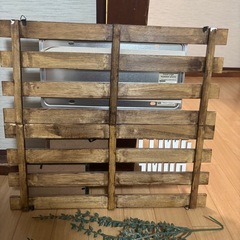 ヴィンテージ風 ウッドウォールデコ（ナンバープレート付き）インテリアの画像