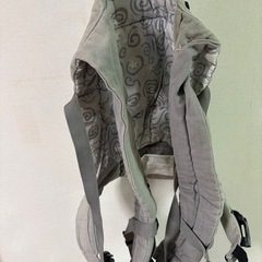 ergobaby 抱っこひも グレー インサート付きの画像