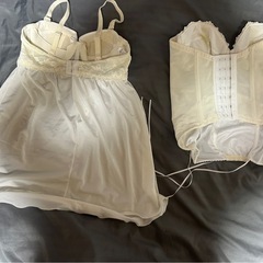 ミニ丈ドレスとマタニティ用ウェディングインナーの画像