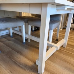 IKEA ダイニングテーブルと椅子4脚セットの画像