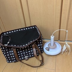 ペットキャリーバッグ、自動猫じゃらしセットの画像