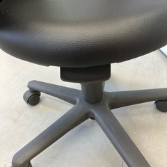 キャスター付き回転椅子　高さ調節可能の画像