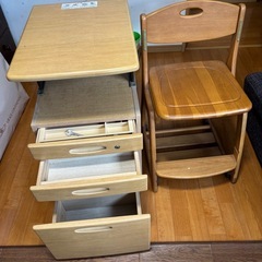 再度値下げしました。まだまだ使える袖机と椅子セット
の画像