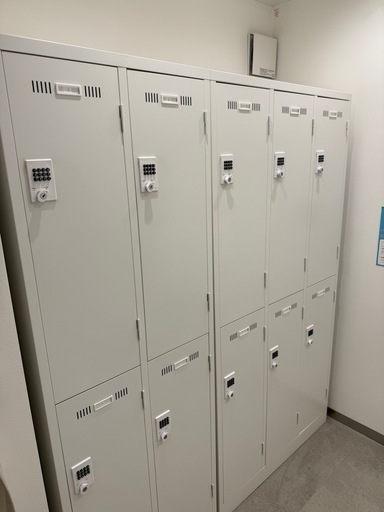 【ダイヤル錠付きスチール更衣ロッカー】4人用1セット