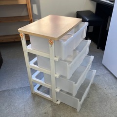 M2601-235 木製天板 キャスター付き 4段 チェスト キティちゃんのフック付き 一番下の引き出しが少し開閉しずらいです。キズ汚れ有りの画像